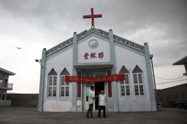 Το Wuxi Χριστιανική Εκκλησία στην Κίνα Zhejiang Province.  Οι αρχές έχουν εκδώσει ανακοινώσεις κατεδάφισης σε περισσότερες από 100 εκκλησίες στην περιοχή.  Πιστωτικές Didi Tang / Associated Press