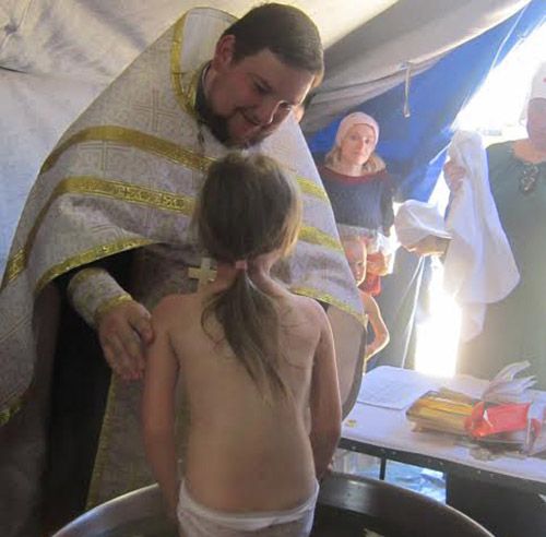 Ιερέας που εργάζονται με τους πρόσφυγες βλέπει το λόγο του πολέμου στην Ουκρανία εγκατάλειψη του Θεού