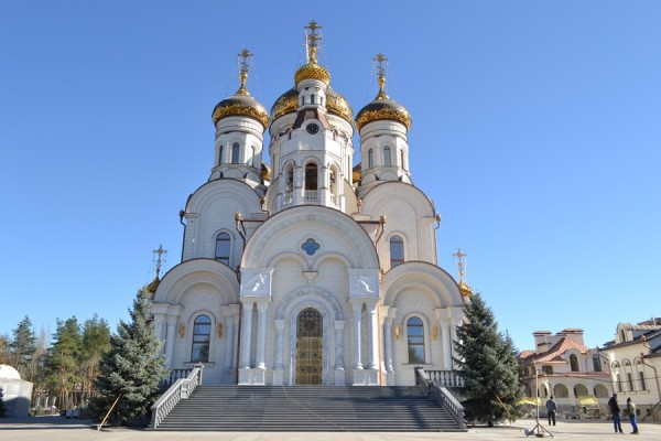 Six hurt in firing at Gorlovka cathedral