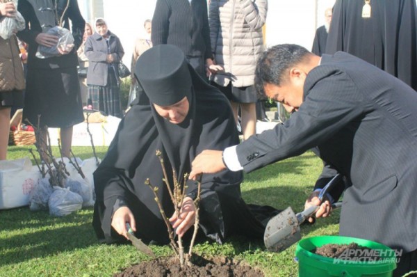 Sts Martha and Mary Convent in Moscow decorated with a Japanese symbol