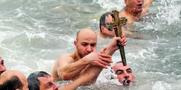 Orthodox Christians take a dive in Golden Horn to celebrate Epiphany