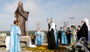 Patriarch Unveils Predecessor’s Statue