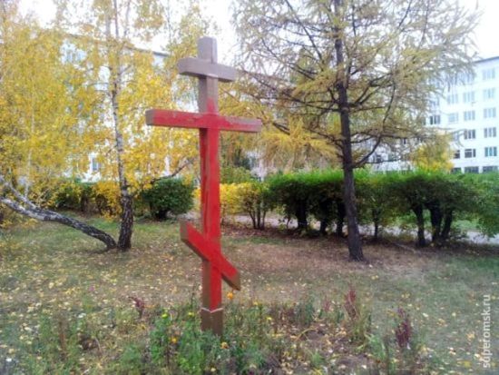 Unknown Individuals Pour paint on Orthodox Cross in Omsk