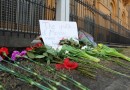 Moscow presents flowers to support Boston victims