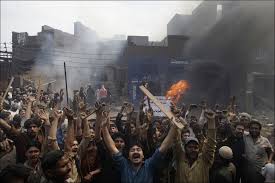 Pakistan: mob burns shops, cars in…
