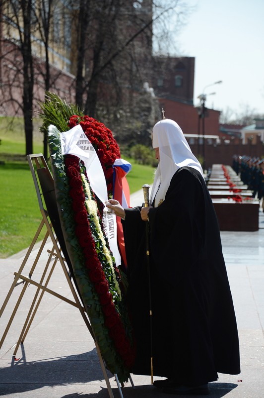 Patriarch Kirill places a wreath at the tomb of the Unknown Soldier outside the Moscow Kremlin on May 8, 2013