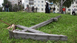 A worship cross, dedicated to the memory of victims of political repressions in Arkhangelsk, cut down by unidentified vandals. (RIA Novosti)