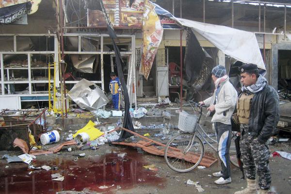 Iraqis inspect the aftermath of a double suicide bomb attack at a market in Tuz Khormato, north of Baghdad (photo: AP)