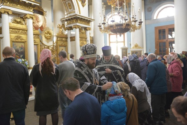 Metropolitan Hilarion administers the rite of reuniting those who temporarily fell away from the Orthodox Church