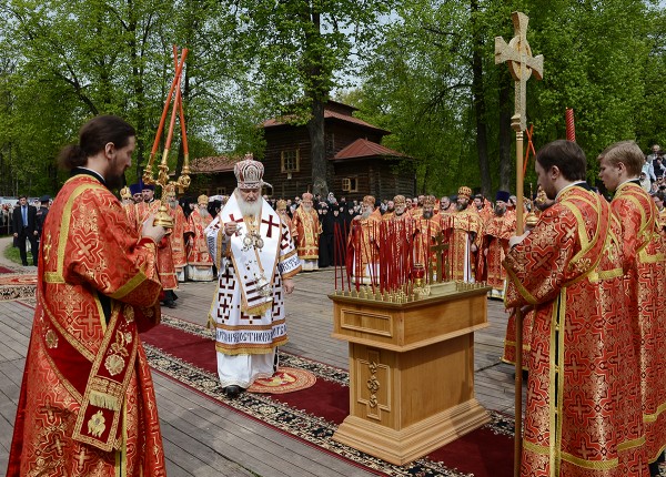 Orthodox politician from Montenegro prays at Patriarchal service in Butovo