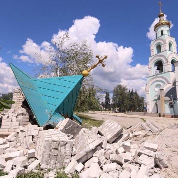 Ukrainian militants shell the church not far from Slavyansk