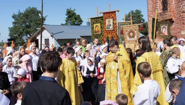 Hundreds of children kneel down to pray for peace in Ukraine in Yaroslavl monastery