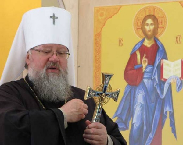Sounds of explosions accompany church consecration in Donbass