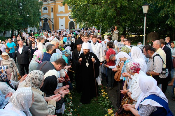 On Feast Day of Holy Transfiguration Metropolitan Hilarion of Volokolamsk celebrates Divine Service in Novospassky Monastery