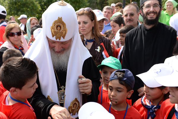 Patriarch Kirill presents toys to Syrian children