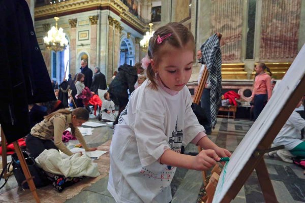 Hundreds of children to draw their guardian angel in the Moscow Cathedral of Christ the Savior