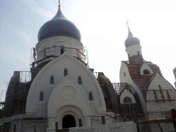 Residents in south Moscow voluntarily refuse parking lots to build a church