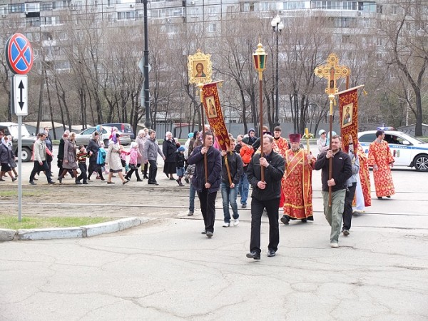 Parishioners of the St. Elizabeth Church Decide to Walk Through the Khabarovsk Microdistrict with Prayer