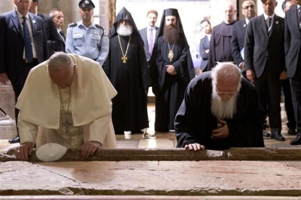 pope_patriarch_bowing