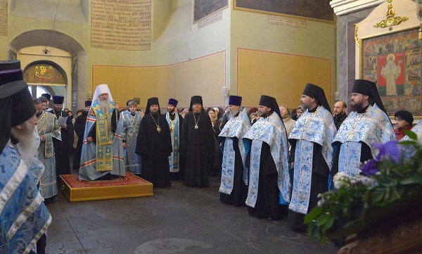 Primate of Orthodox Church in America prays at Donskoy monastery before the relics of his heavenly patron.