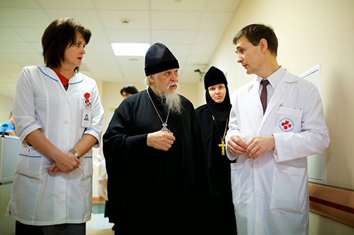 Patriarch Kirill gives wounded children from Donbass computers, icons