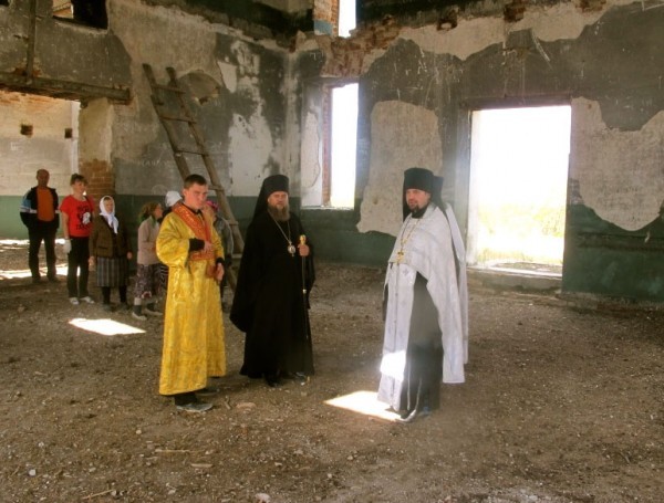 A Saturday trip to work in the abandoned church of the Holy Trinity, Yudino Chistoozyorny District, August 17, 2012