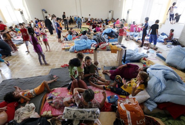 Iraqi Christian families fleeing the violence in the village of Qaraqush and Bartala, about 30 kms east of the northern province of Nineveh, are pictured at a community center in the Kurdish city of Arbil in Iraq's autonomous Kurdistan region, on June 27, 2014. Iraq's top Shiite cleric urged the country's fractious political leaders to unite and form a government to help see off advances by Sunni militants who have overrun swathes of territory. AFP PHOTO/KARIM SAHIB