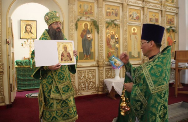 Bishop Innokenty donates icon of Prince Vladimir to Orthodox Church in North Korea