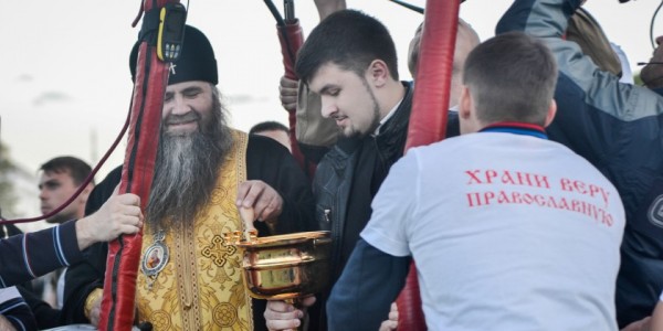 Russia: Bishop blesses city from hot air balloon