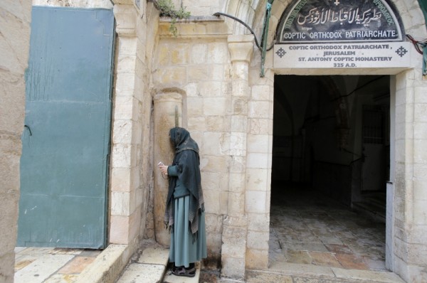 PHOTO: REUTERS/AMMAR AWAD. A worshipper prays outside the Coptic Orthodox Patriarchate during a prayer service in Jerusalem's Old City for 21 Egyptians Christians whom Islamic State militants beheaded, according to a video released earlier this week, February 18, 2015.