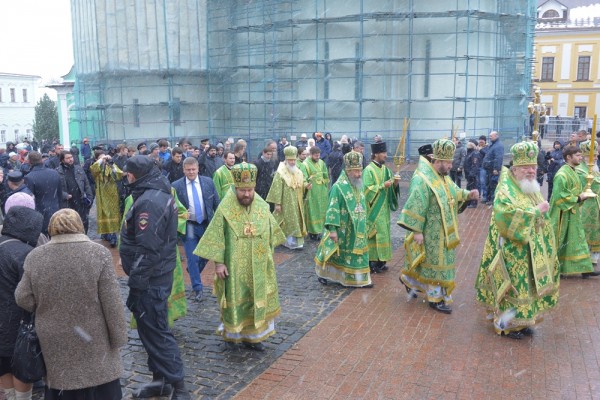 Metropolitan Hilarion сelebrates the memory of St. Sergius of Radonezh at the Trinity Church of St. Sergius’ Laura