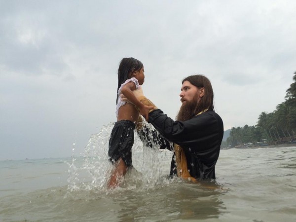 Nearly 200 Filipinos Baptized Into Orthodox