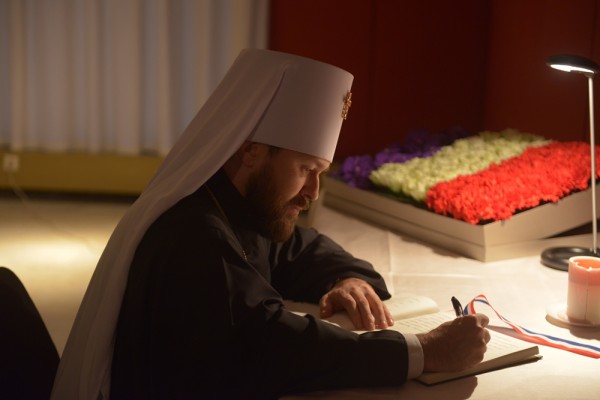 Metropolitan Hilarion visits French embassy in Russia to extend condolences to French people