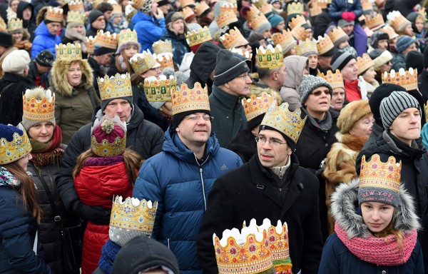 Spectators wear paper crowns as they watch the traditional Epiphany parade in Warsaw Jane Skarzynski/AFP