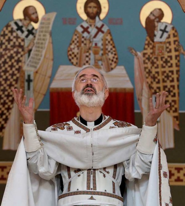 Father Maxym Lysack leads the service with prayer. JULIE OLIVER / OTTAWA CITIZEN