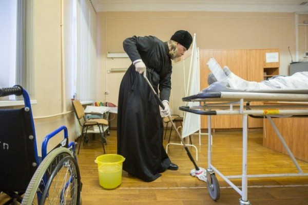Metropolitan Mark of Ryazan and Mikhailovsk washed the floor in Ryazan hospital