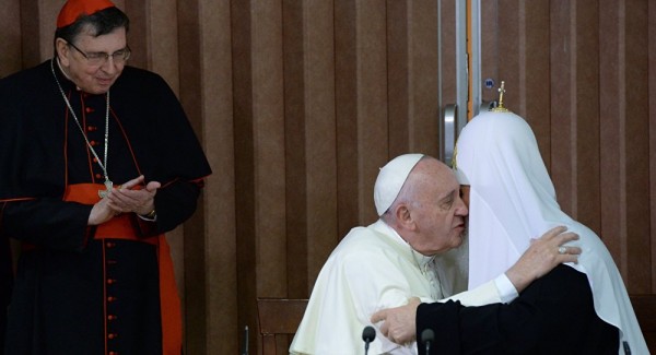 Patriarch Kirill and Pope Francis Embrace at First Meeting in 1,000 Years