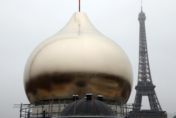 Gold dome lifted onto future Russian Orthodox cathedral in Paris