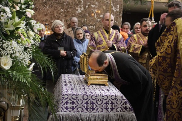 A reliquary of St John of Shanghai and San Francisco arrives at Christ the Savior Cathedral