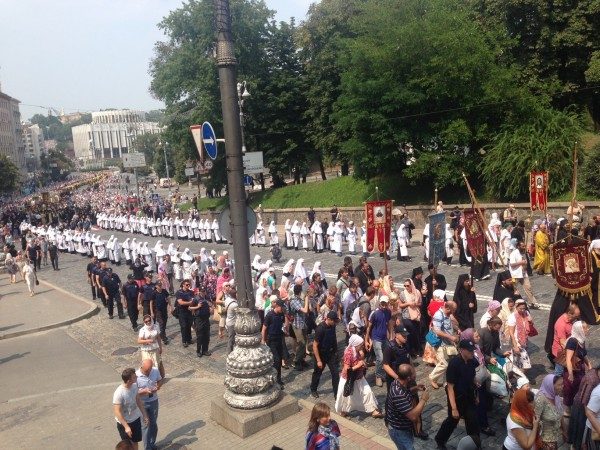 Up to100,000 believers join ranks in Cross-procession in Kiev