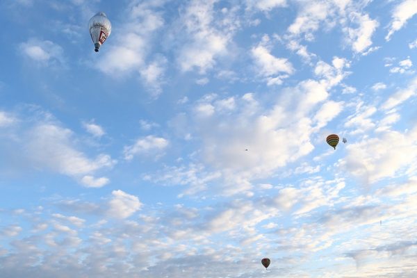 Fedor Konyukhov lifts off from the Northam Aero Club flanked by other hot air balloons (Paul Kane/ Getty Images)