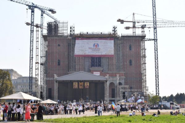 First religious ceremony at People’s Salvation Cathedral in Bucharest