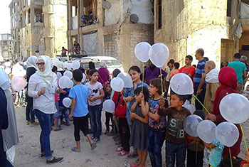 Muslim and Christian children with their teachers preparing for the Action Day for Peace. They have written on the balloons messages such as: Give us Peace! Peace for Syria! Give us our childhood!  Under the motto “Peace for Children”, children at many Syrian schools are drawing and writing messages to the political decision makers of the European Union and United Nations. A petition is also being signed.  This appeal for peace is a joint campaign being carried out by Catholic and Orthodox Christians in Syria, and members of all religious communities have been invited to take part © Aid to the Church in Need