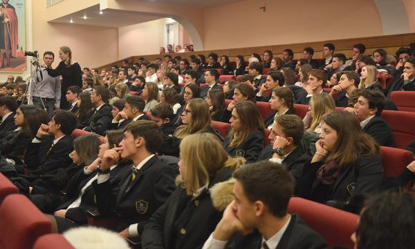 Metropolitan Hilarion meets with a large group of students from Italy