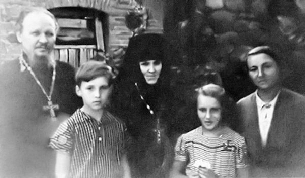 Father Mikhail Gundiaev, his son Volodia – the future Holy Patriarch Kirill, Abbess of the Piukhtitsy Convent Angelina (Afanasiev), his daughter Lena, Matushka Raisa, the 1950s