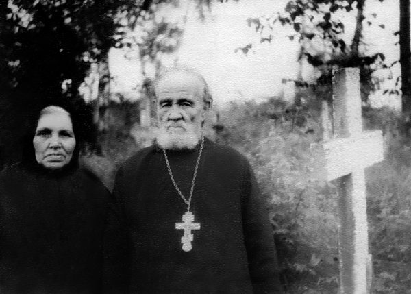 Priest Vasilii Gundiaev and his spouse Paraskeva Ivanovna at a cemetery in the Obrochnoe village, the 1960s