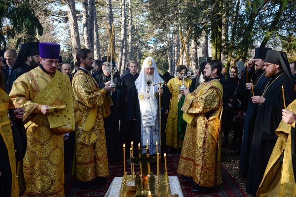 Patriarch Kirill prays ‘for healing of wounds of Russian immigration’ at Sainte-Genevieve-des-Bois Cemetery