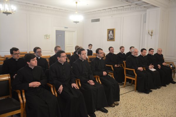 Metropolitan Hilarion meets with a group of Catholic clergy from France