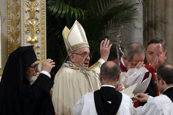 Respond to violence with Christ’s love, strength, pope tells churches