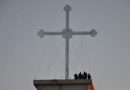 Iraqi Christians raise giant cross on land liberated from Islamic State